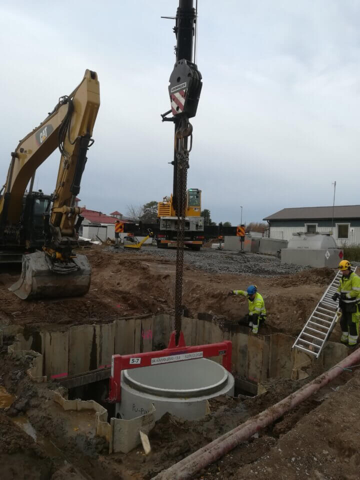 Kunnallistekniikan rakentaminen – viemärikaivon asennus infrarakennuskohteessa