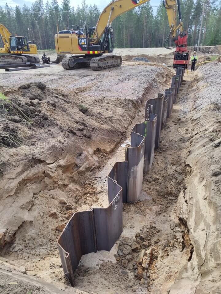 Teräsponttiseinän asennus pohjarakentamisen työmaalla Oulun seudun infrarakennuskohteessa