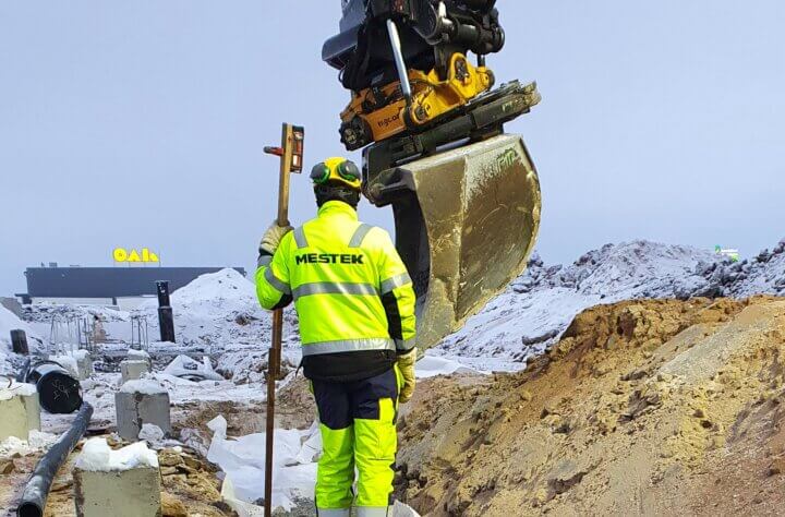 Maarakennustyöt rakennusalueella – kaivutyö ja mittaus Mestekin työmaalla